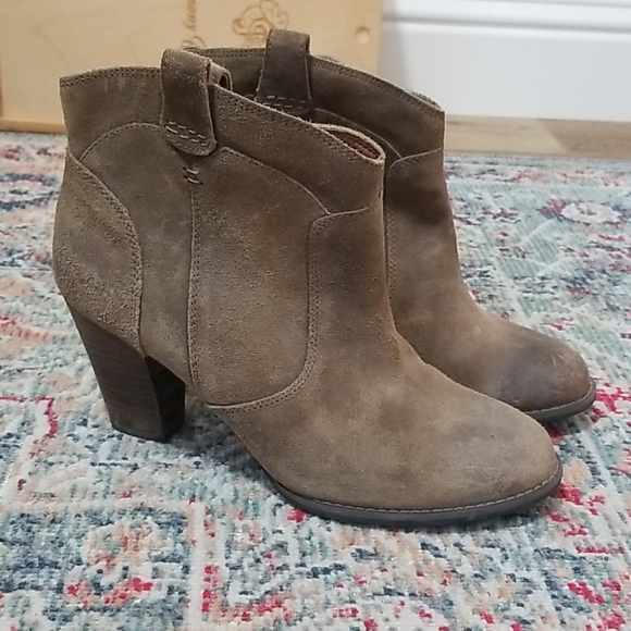 Clarks Shoes - Clark's Ankle Booties Suede. Size 8 1/2
